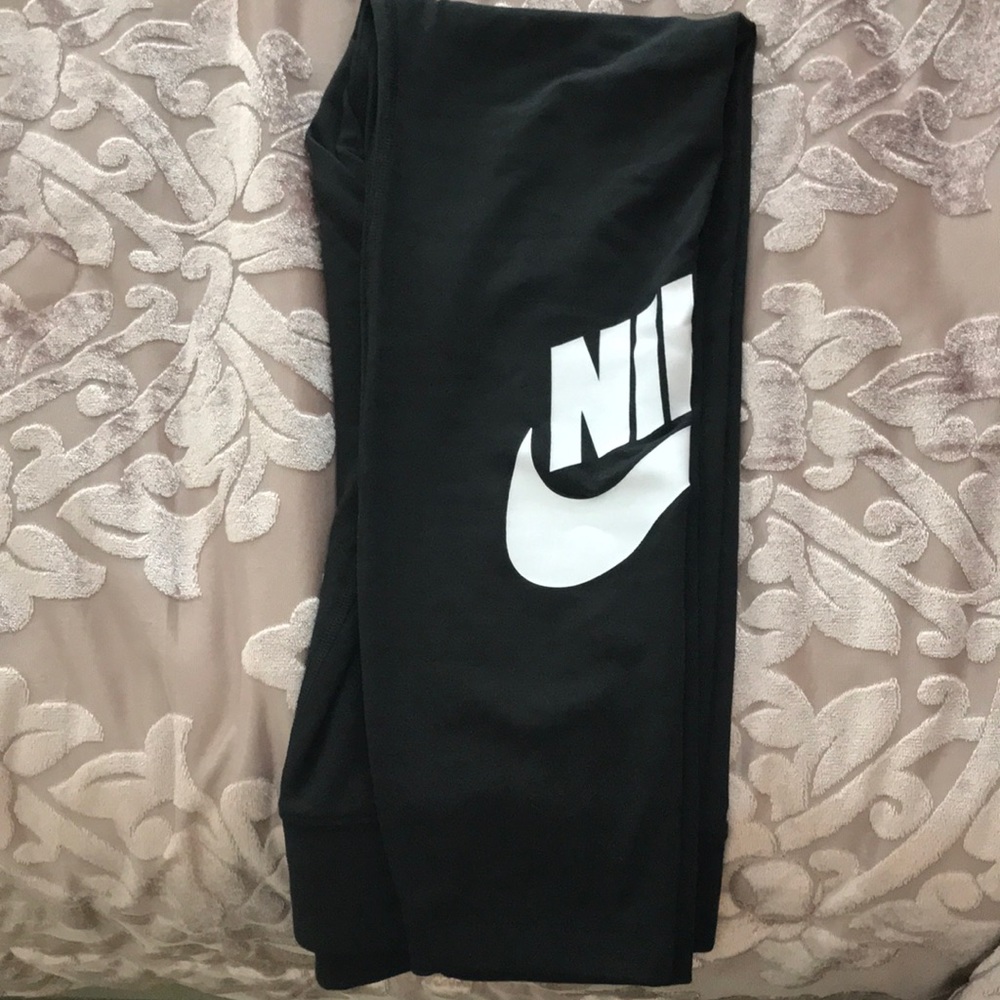 NWOT Nike Medium Leggings Black
